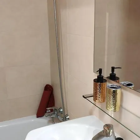 Lovely 2 Bedroom With Pool Apartment *